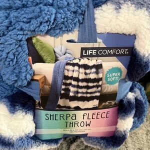 Life Comfort Blue and White Sherpa Fleece Throw 40x50